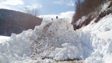 خسارت به مرغداری های شهرستان رودبار در پی بارش برف
